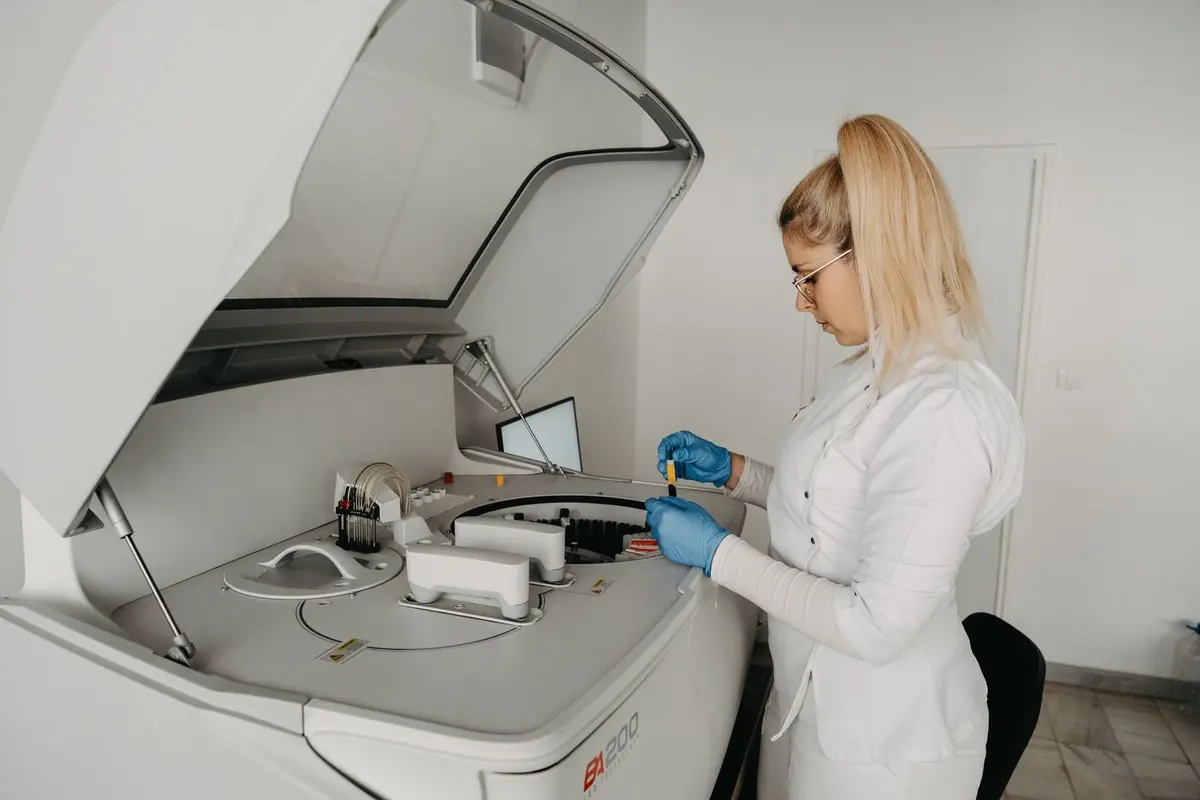 Biohemijski analizator u laboratoriji MLab